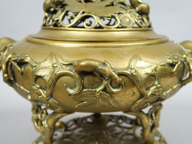 Brule-parfum en bronze reposant sur un piétement ajouré ainsi que le c