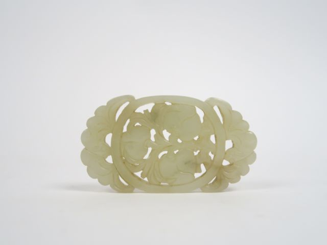 Pendentif en jade céladon sculpté de deux chauve-souris entourant troi