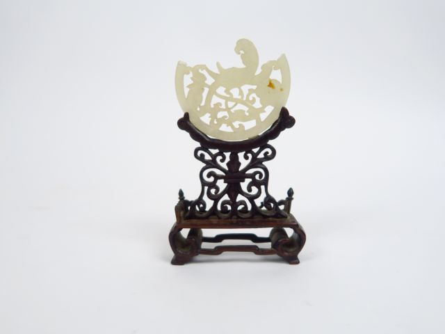 Pendentif en jade céladon sculpté de deux chauve-souris entourant troi