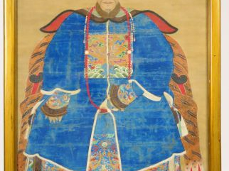 Peinture encre et couleurs sur soie représentant un dignitaire assis e
