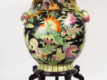 Grand vase en porcelaine polychrome de Chine vers 1900, à décor de fle