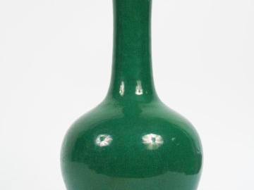 Vase Tianqiuping en porcelaine émaillée et craquelée verte. Chine débu
