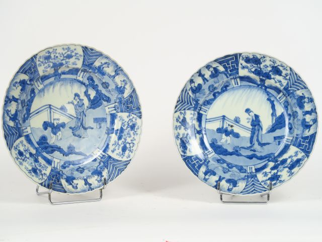 2 assiettes en porcelaine blanc bleu sous couverte à décor de jeux d'e