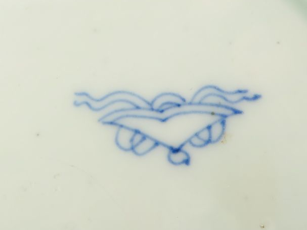 2 assiettes en porcelaine blanc bleu sous couverte à décor de jeux d'e