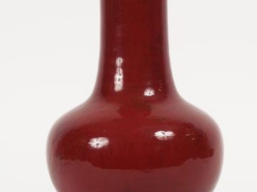 Vase bouteille à long col en porcelaine et émail sang de boeuf. Chine 