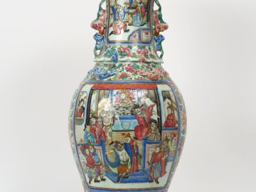 Grand vase de forme balustre en porcelaine famille rose, décor de scèn