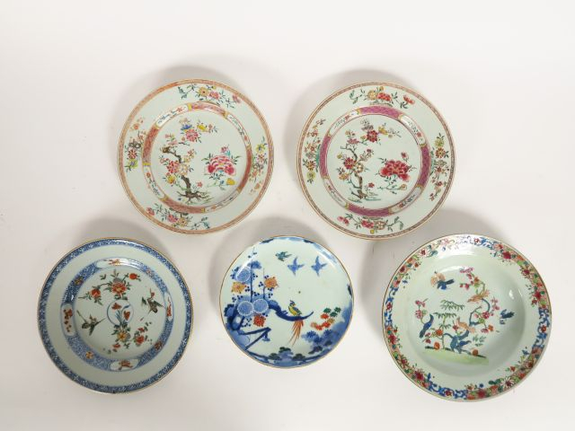 Paire d'assiettes en porcelaine de Commande, famille rose, à décor de 