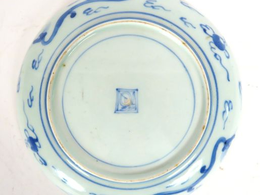 Paire d'assiettes en porcelaine de Commande, famille rose, à décor de 