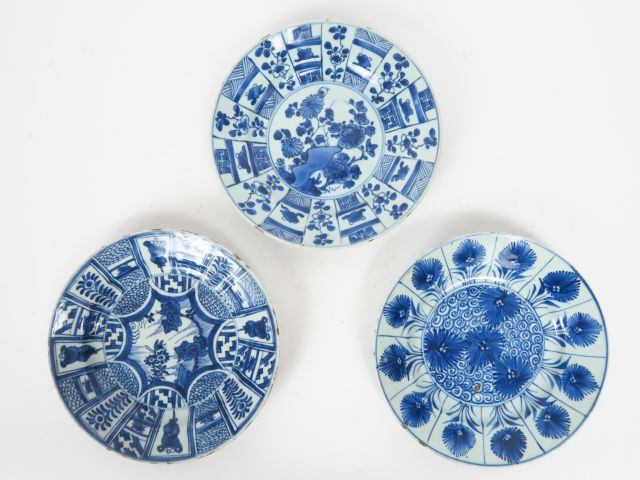 Ensemble de trois assiettes en porcelaine bleu blanc, décor de composi
