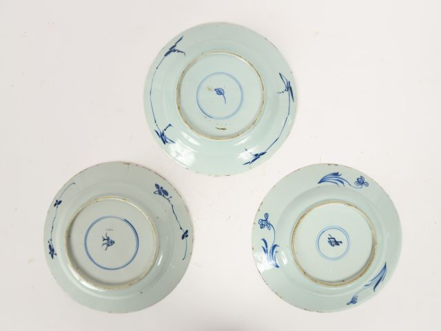Ensemble de trois assiettes en porcelaine bleu blanc, décor de composi