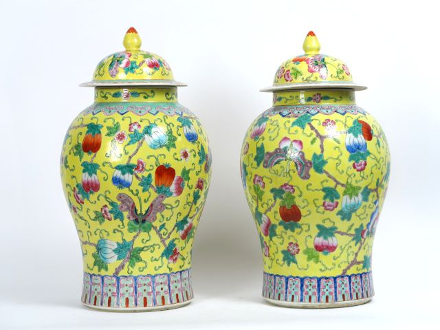 Paire de vases couvers en porcelaine de style famille rose, décor de p