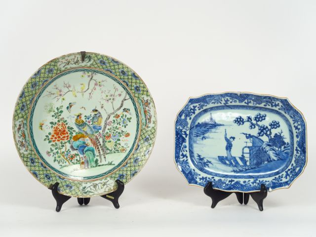 Lot comprenant : un plat rectangulaire à bords polylobés en porcelaine