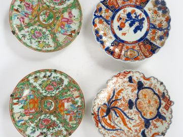 Lot comprenant deux assiettes en Canton et une assiette en Imari et un