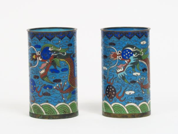 Paire de petits vases en émaux cloisonnés sur cuivre décor polychrome 
