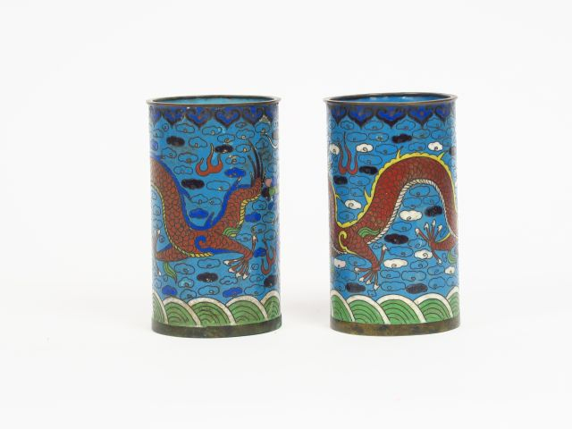 Paire de petits vases en émaux cloisonnés sur cuivre décor polychrome 