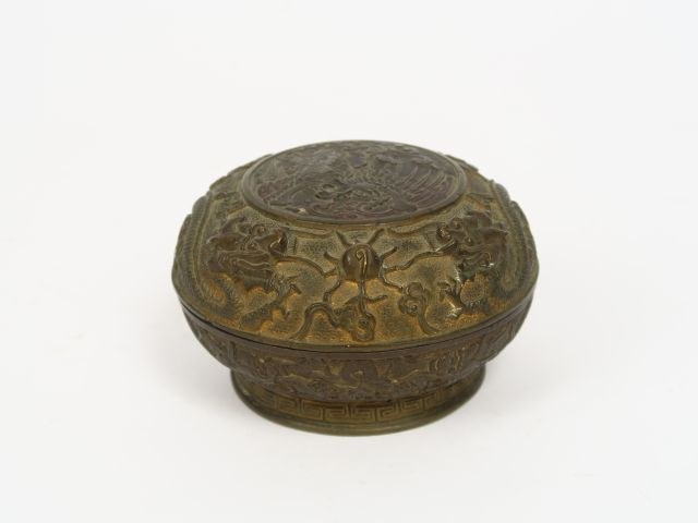 Boite couverte en bronze ciselé décor d'un phoénix en médaillon centra