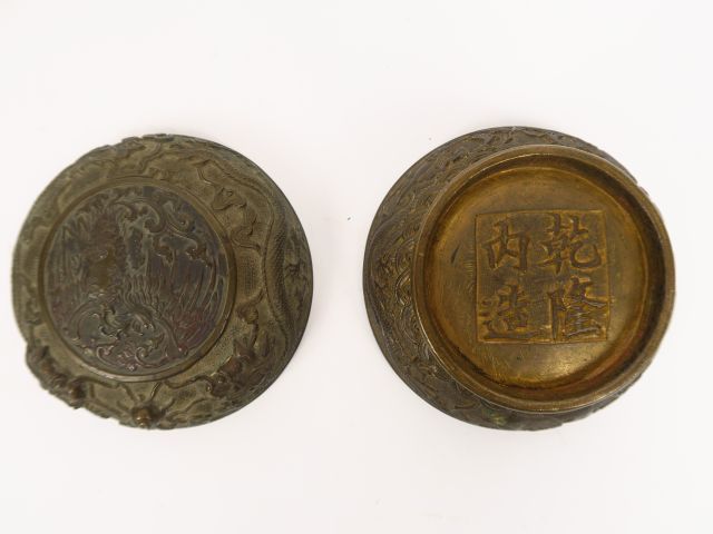 Boite couverte en bronze ciselé décor d'un phoénix en médaillon centra