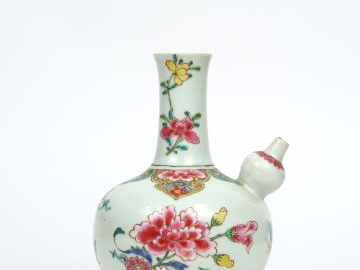 Kemdi en porcelaine famille rose décor de fleurs de pivoines. Chine XV