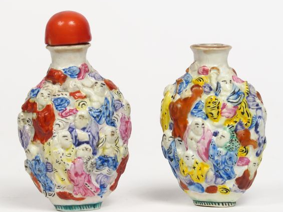 Deux flacons tabatières en porcelaine, famille rose, décor moulé des 1