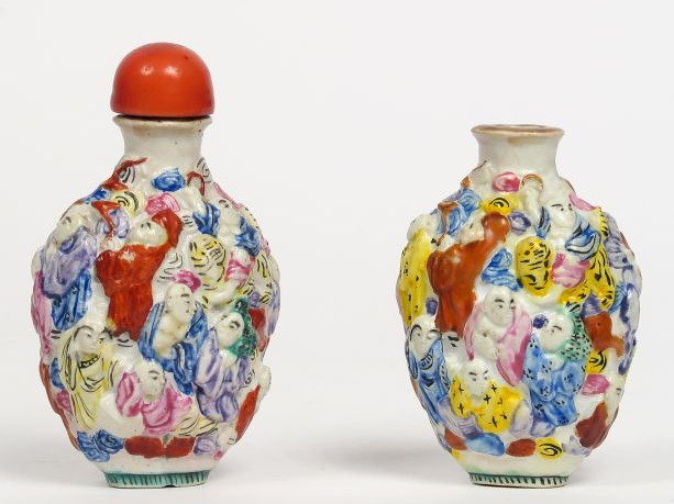 Deux flacons tabatières en porcelaine, famille rose, décor moulé des 1