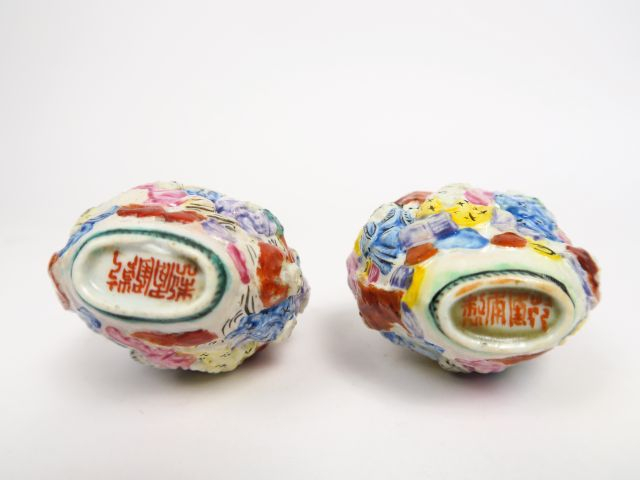 Deux flacons tabatières en porcelaine, famille rose, décor moulé des 1