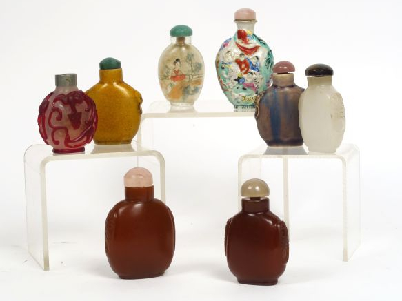 Lot de 8 flacons tabatières dont trois en porcelaine monochrome, famil