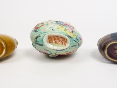 Lot de 8 flacons tabatières dont trois en porcelaine monochrome, famil