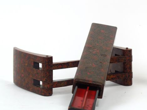 Boite et un trépied en bois laqué. Chine vers 1900