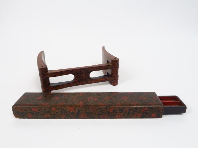 Boite et un trépied en bois laqué. Chine vers 1900