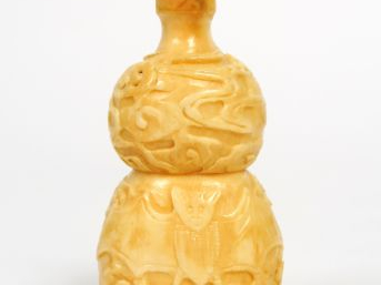 Un flacon tabatière de forme double gourde en bec de calao, sculpté de