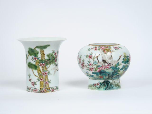Lot de deux vases en porcelaine et présentoir en porcelaine famille ro