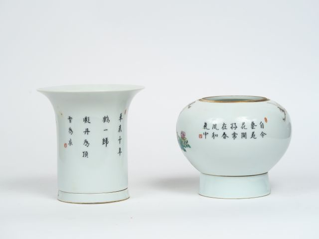 Lot de deux vases en porcelaine et présentoir en porcelaine famille ro