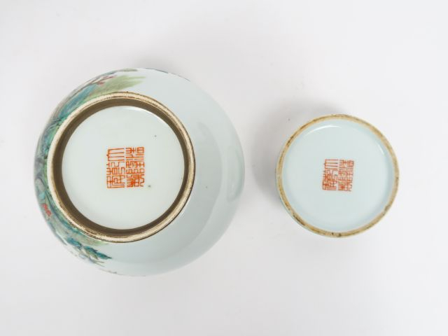 Lot de deux vases en porcelaine et présentoir en porcelaine famille ro