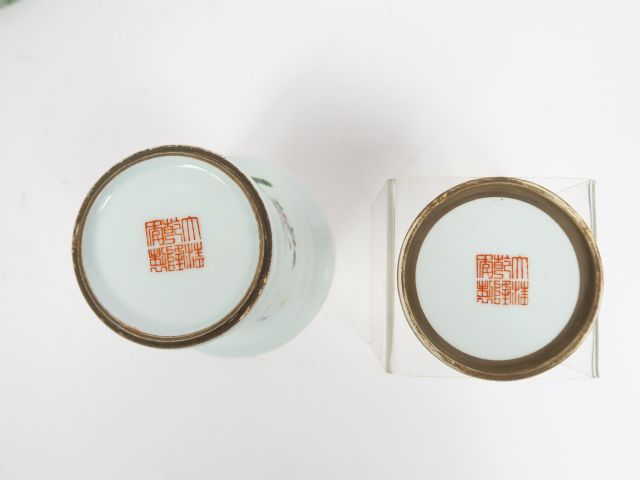 Lot de deux vases en porcelaine et présentoir en porcelaine famille ro