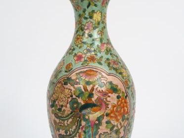 Vase balustre décor pseudo famille rose. Chine H. 35,5 cm