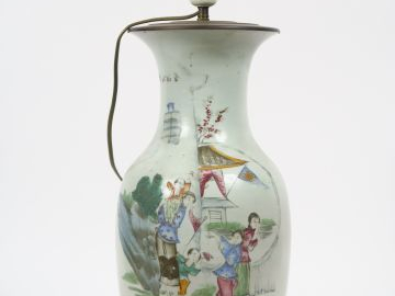 Vase balustre en porcelaine famille rose, monté en lampe , à décor d'u