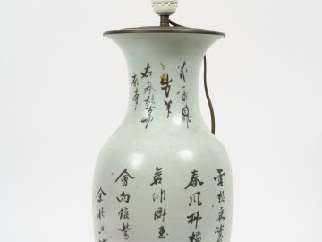 Vase balustre en porcelaine famille rose, monté en lampe , à décor d'u