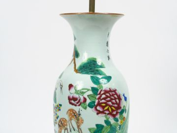 Vase balustre en porcelaine et émail polychrome à décor d'échassiers e