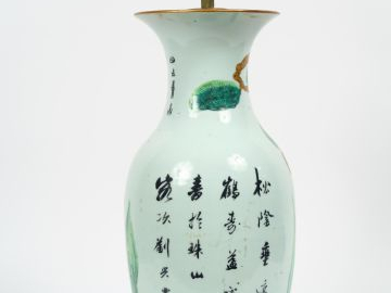 Vase balustre en porcelaine et émail polychrome à décor d'échassiers e