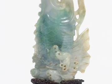 Vase en jadéite prenant la forme d'un dragon émergant des flots. Chine