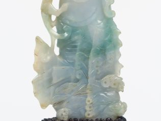 Vase en jadéite prenant la forme d'un dragon émergant des flots. Chine