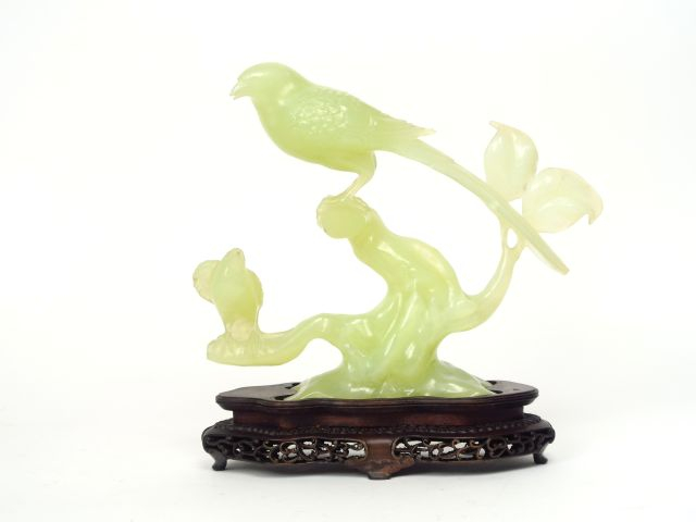 Groupe en serpentine 'oiseaux branchés sur une souche'.  H. 18 cm