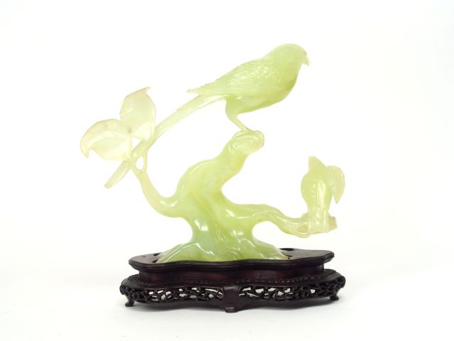 Groupe en serpentine 'oiseaux branchés sur une souche'.  H. 18 cm