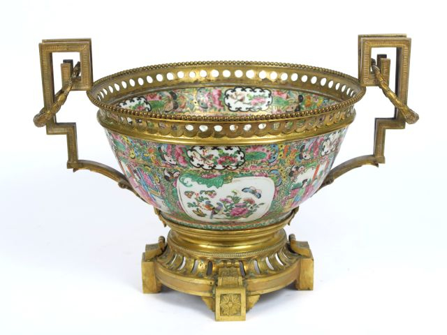 Coupe en porcelaine de Canton monture en bronze européen.  H. 31 cm