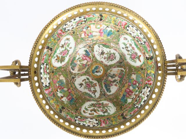 Coupe en porcelaine de Canton monture en bronze européen.  H. 31 cm