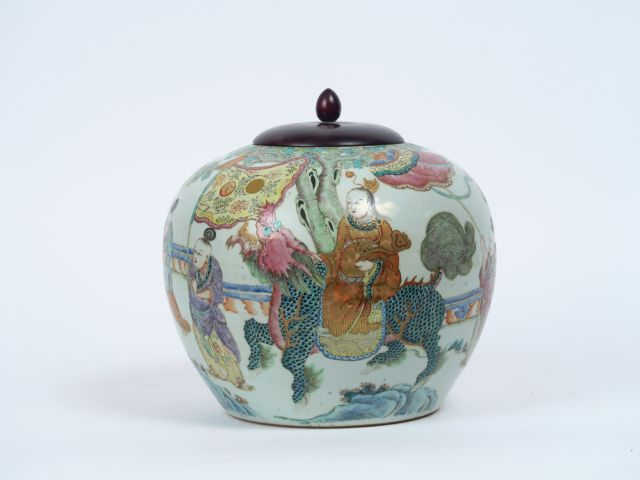 Pot à gingembre en porcelaine émaux famille rose, décor de chauve sour