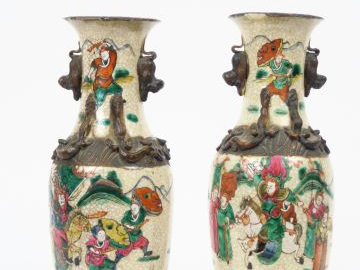 Paire de vases balustres en Nankin décor de scène de bataille fond cra