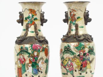 Paire de vases balustres en Nankin décor de scène de bataille fond cra