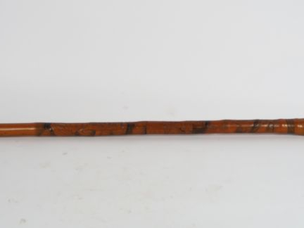 Une canne en bois sculpté