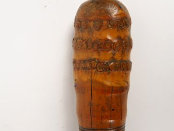 Une canne en bois sculpté